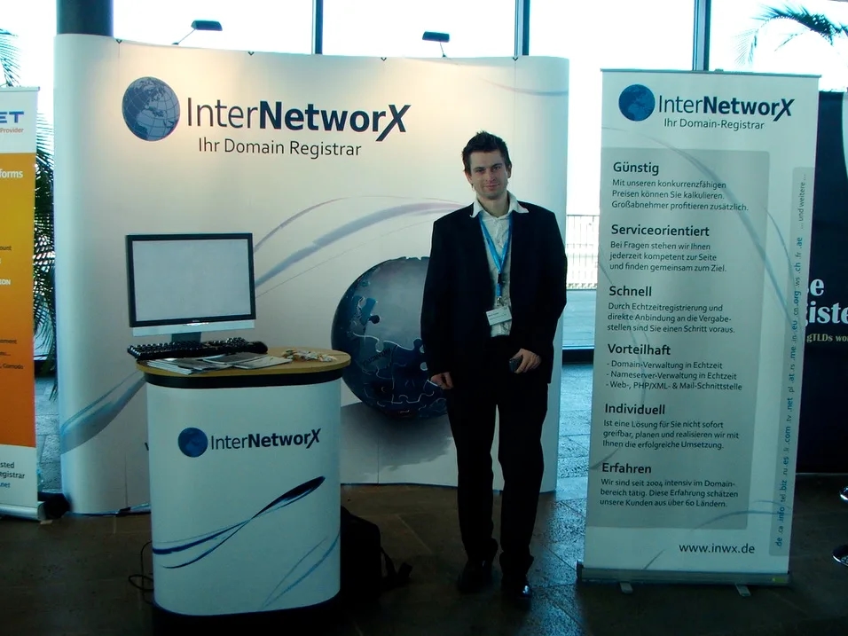 Un hombre frente al stand de InterNetworX