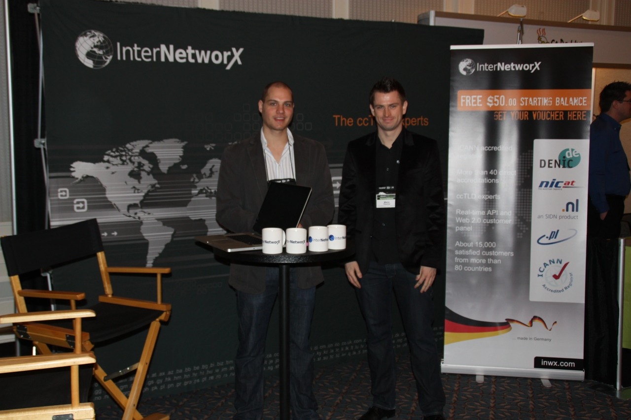 dos hombres frente al stand de InterNetworX