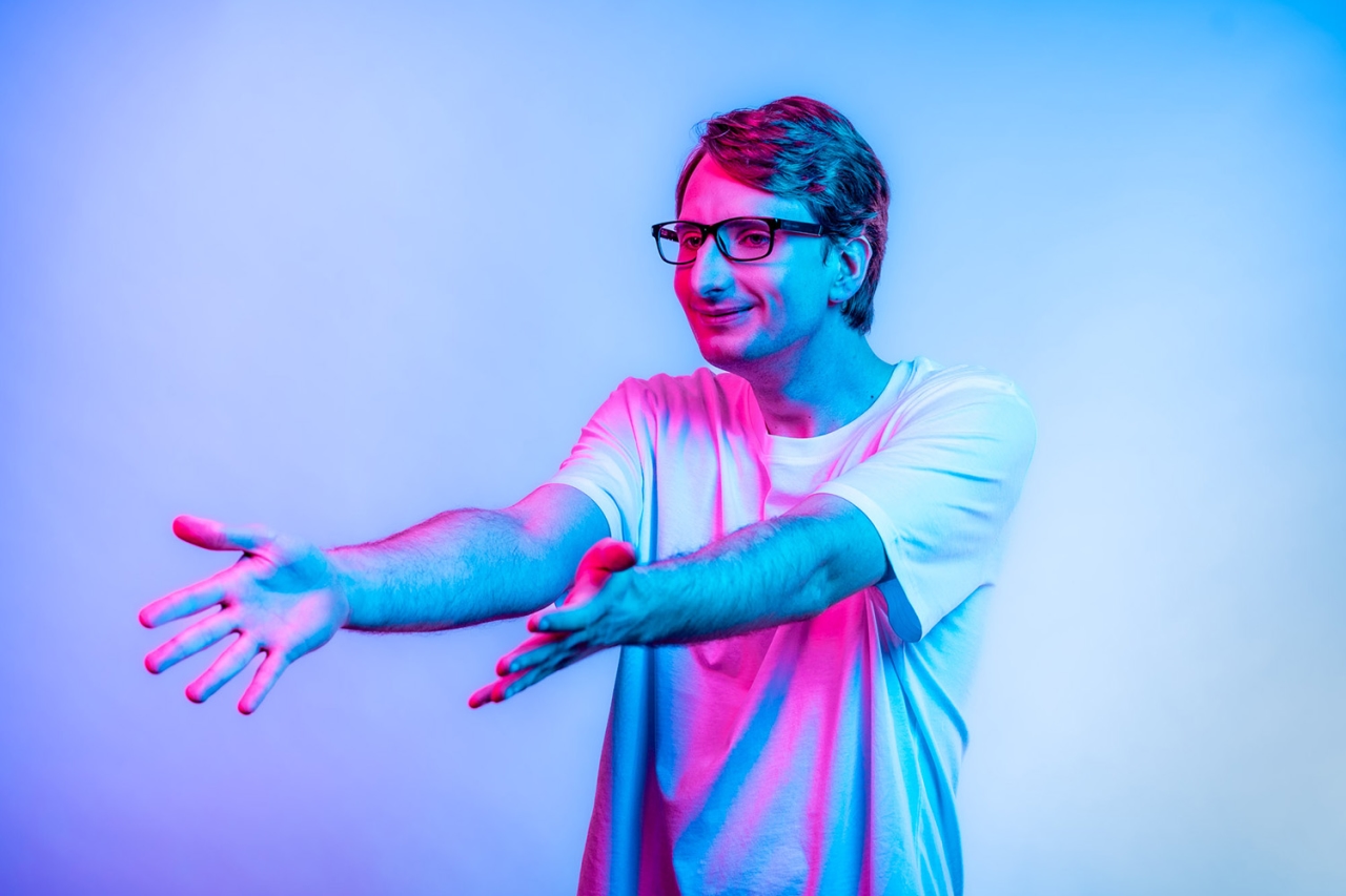 El hombre estira los brazos hacia el frente izquierdo