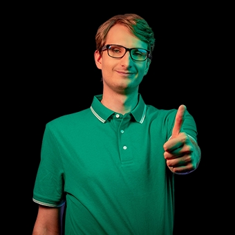 La mujer señala al frente