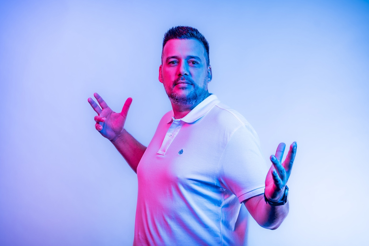 Hombre mirando a la cámara con los brazos abiertos