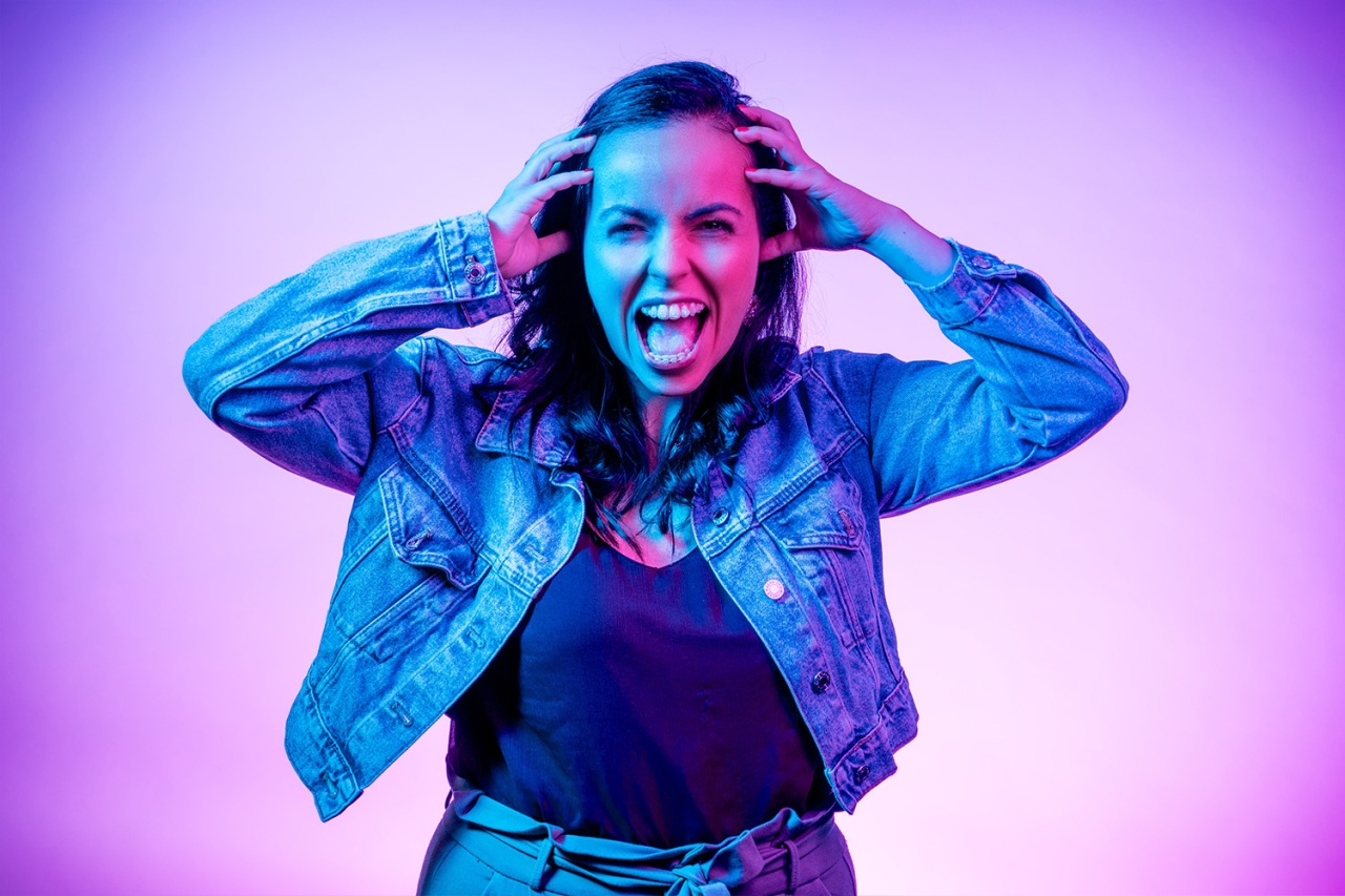 Mujer se lleva las manos a la cabeza 