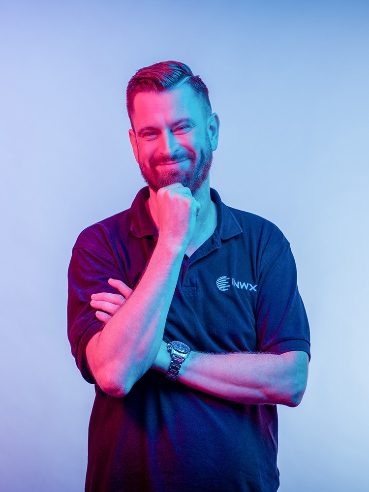 El hombre se sujeta la barbilla melancólicamente