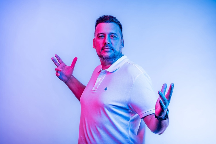 Hombre con las manos de lado