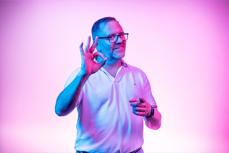 El hombre muestra OK con el pulgar y el índice