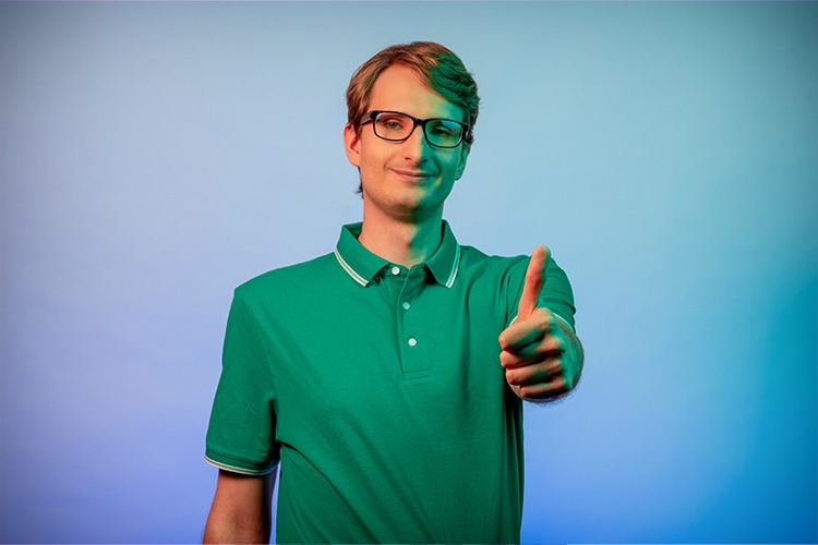 El hombre señala con el pulgar hacia arriba