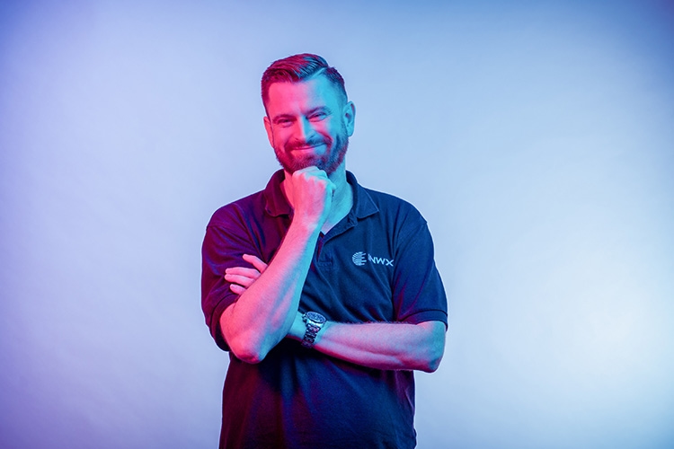 El hombre se lleva la mano a la barbilla y sonríe