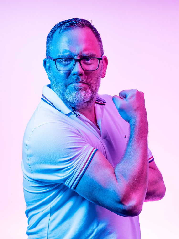 Un hombre presume de bíceps