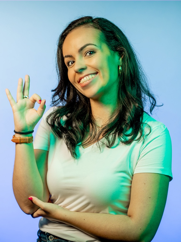 Mujer muestra OK con los dedos 