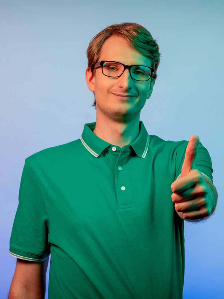 Hombre muestra los pulgares hacia arriba