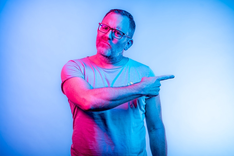 El hombre señala a la derecha