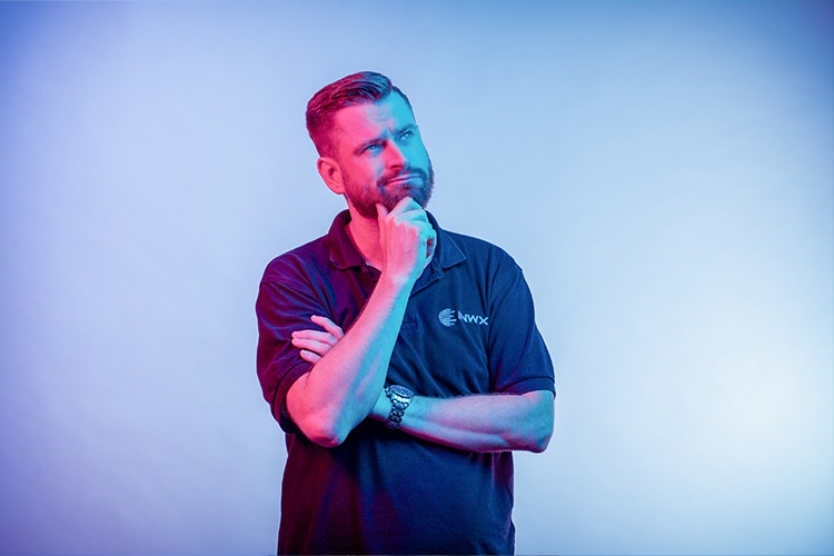 El hombre se lleva la mano a la barbilla, pensativo