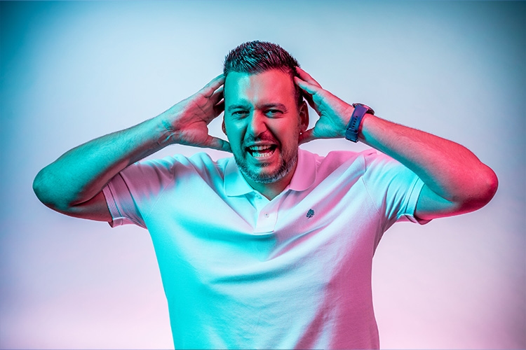 El hombre se lleva las manos a la cabeza y grita