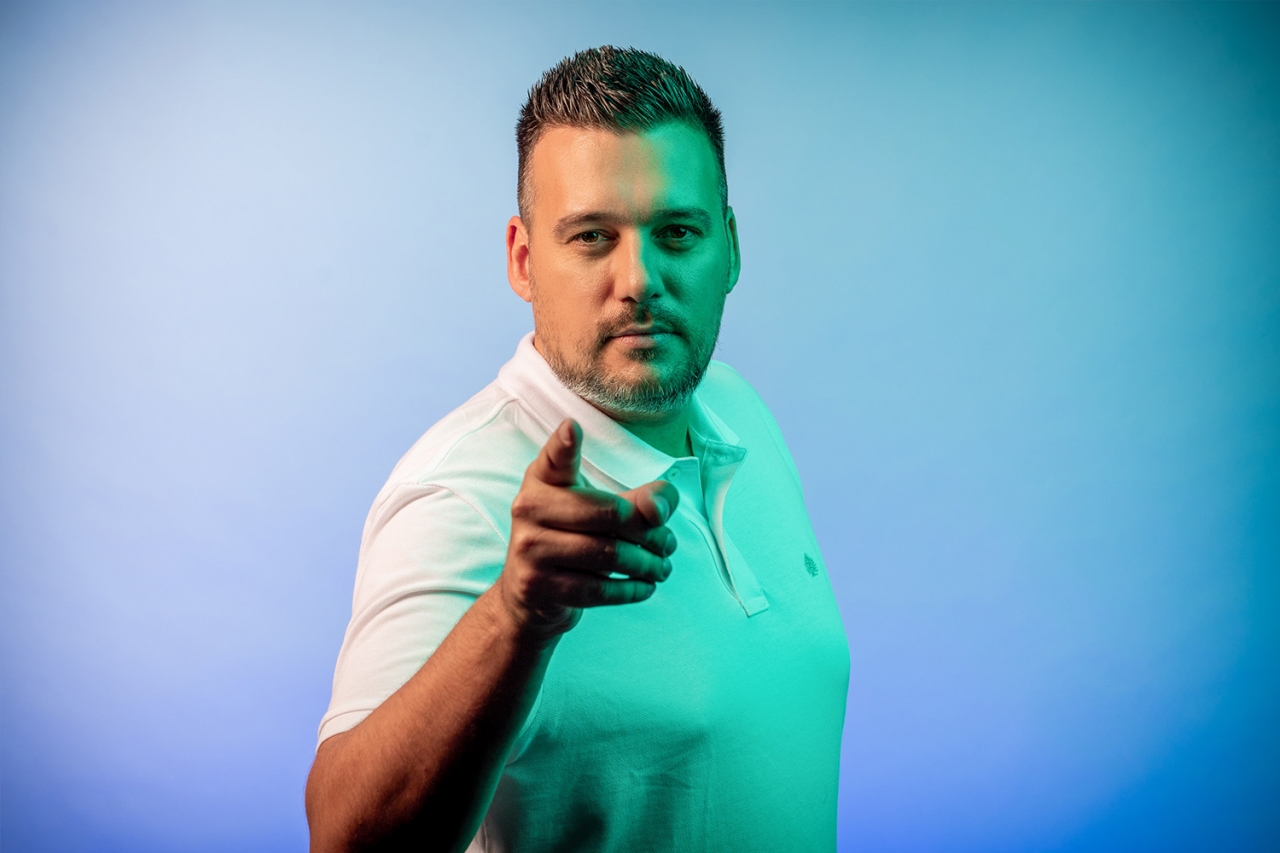 La chica lanza un beso al aire