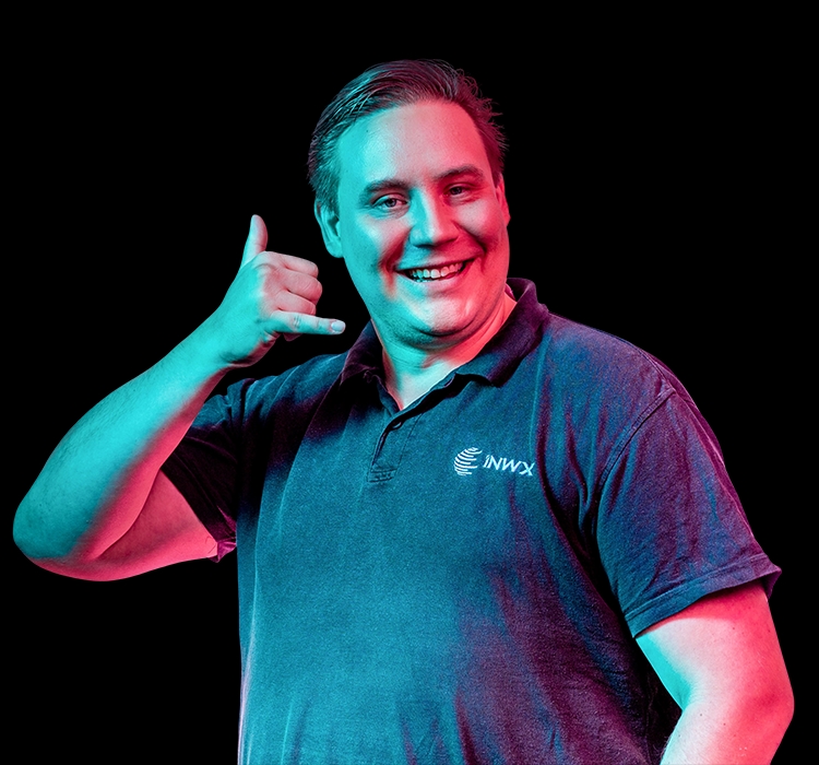 Un hombre moldea un teléfono con la mano