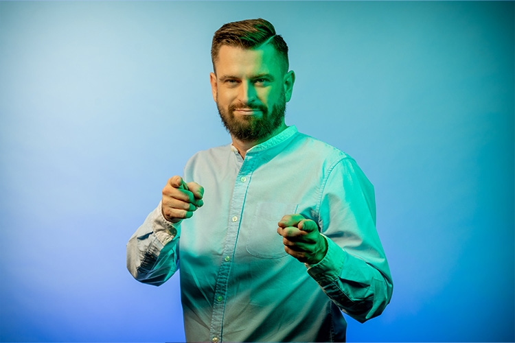 El hombre señala hacia delante con los dos dedos índices 