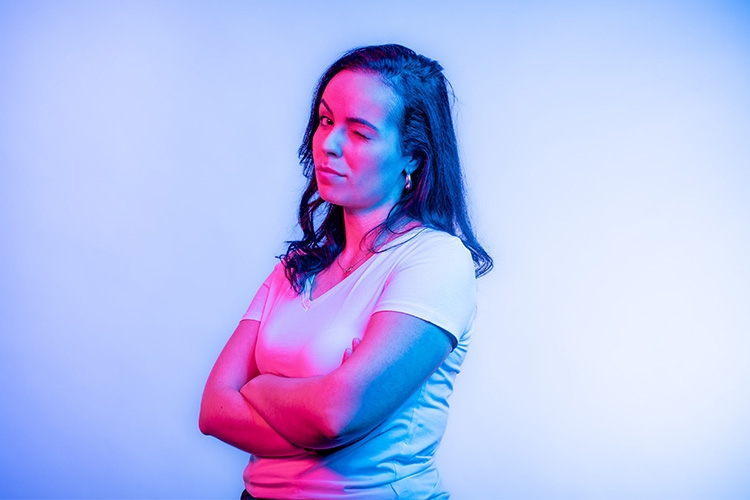 La mujer guiña un ojo