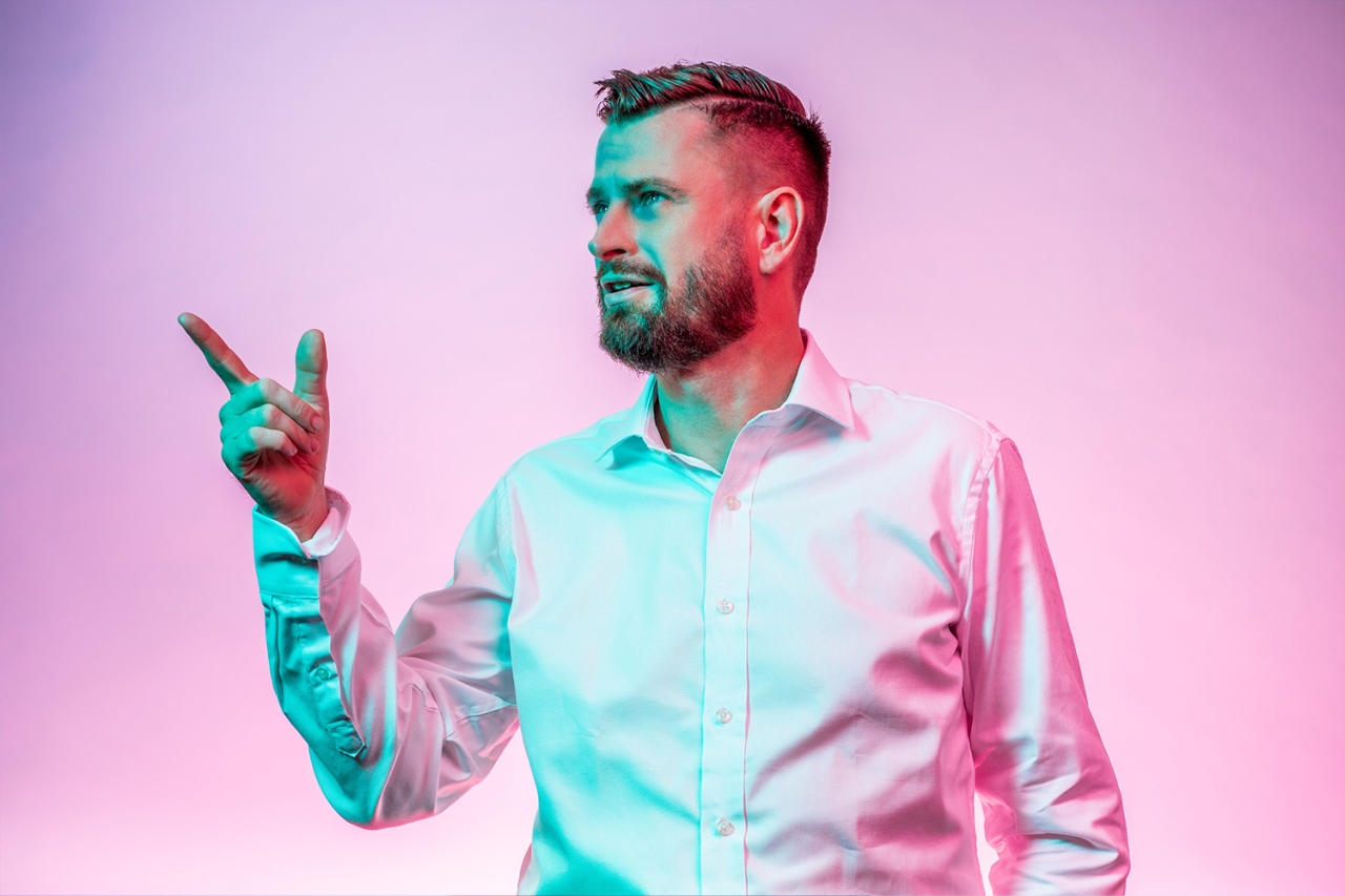 El hombre señala a la izquierda