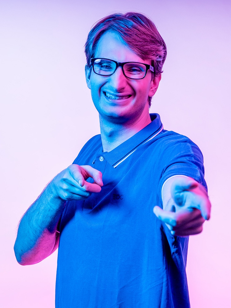 Hombre señala hacia delante con ambas manos