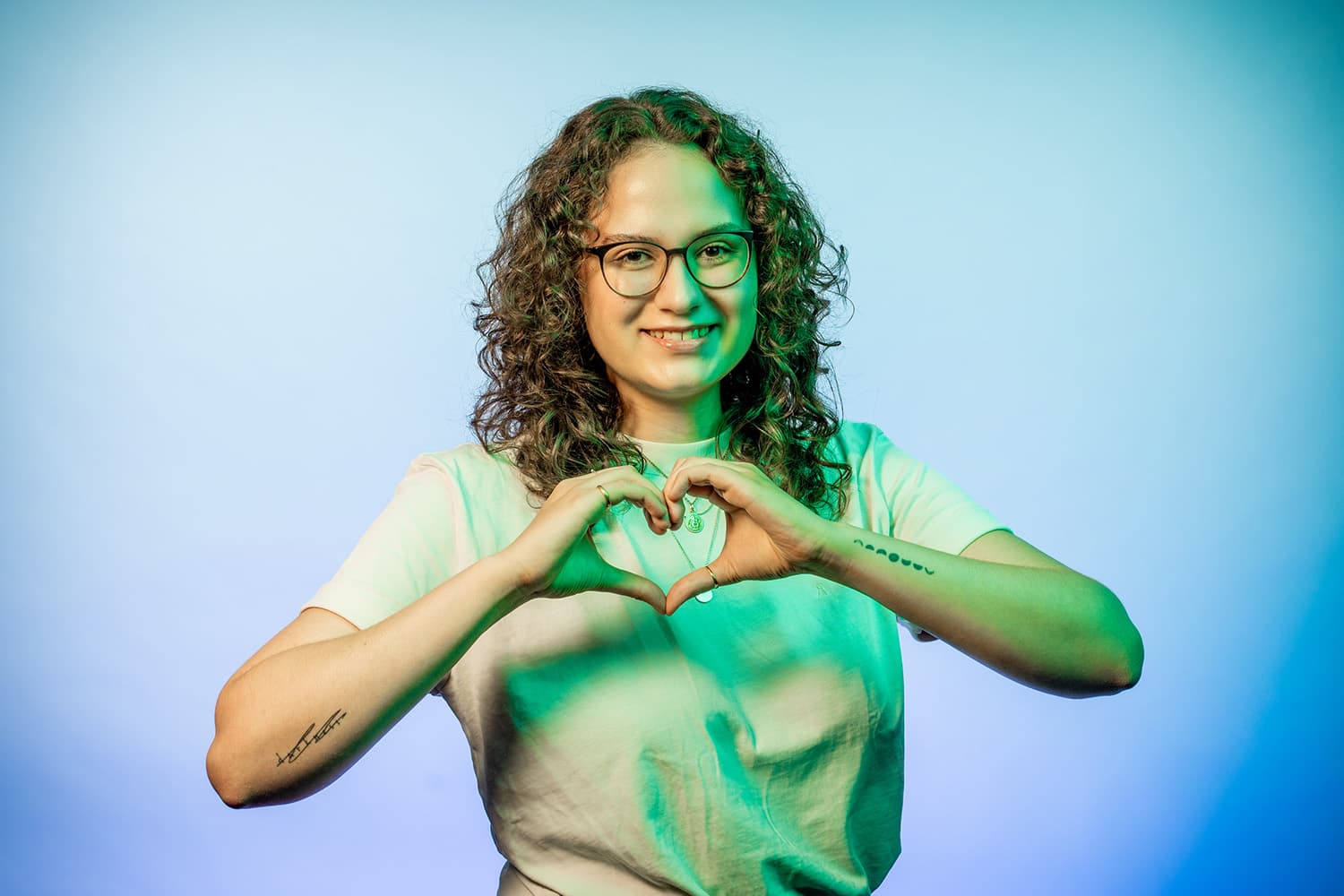 La mujer forma un corazón con las manos