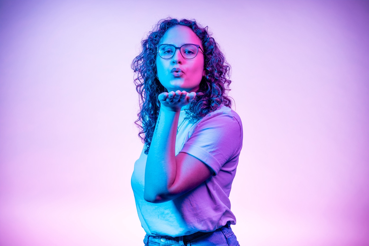 Mujer lanza besamanos