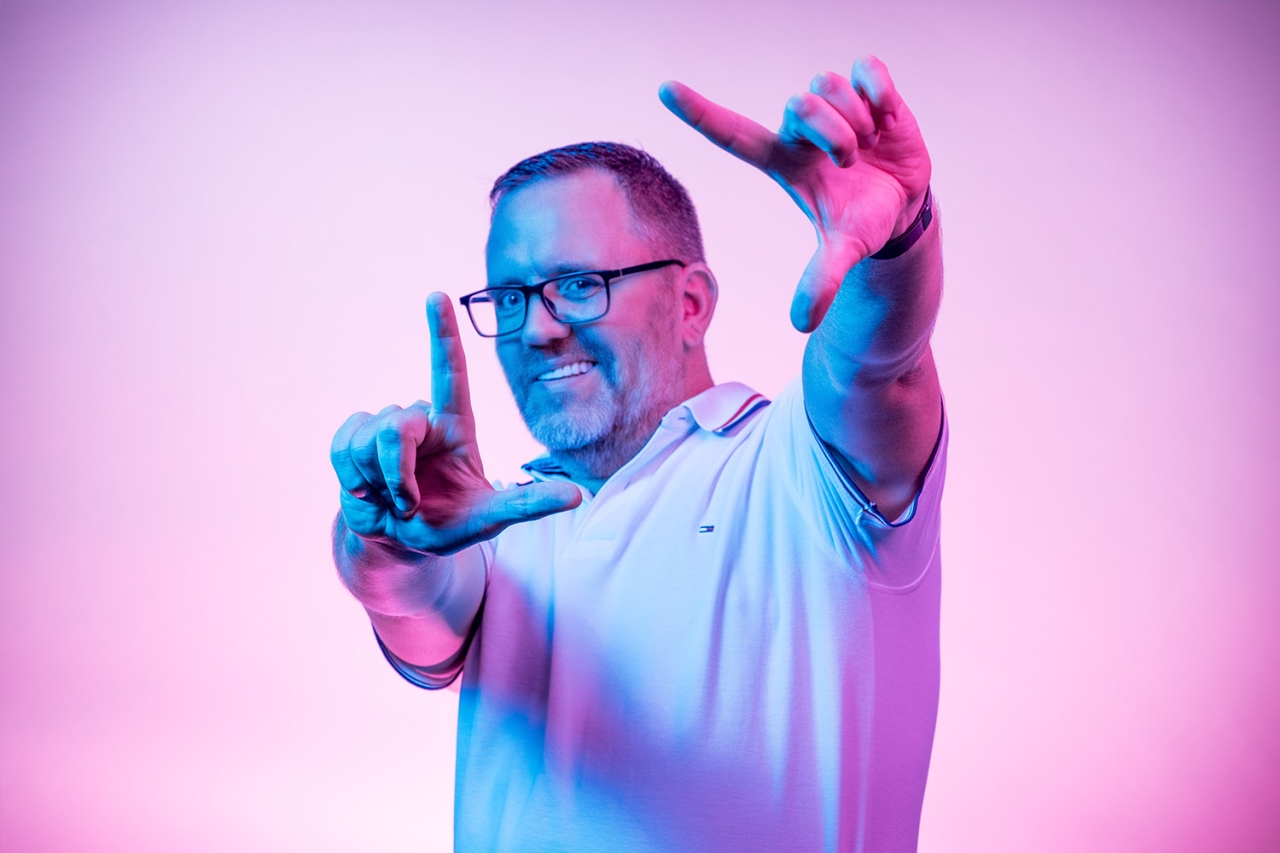 El hombre forma un cuadrado con las manos al frente