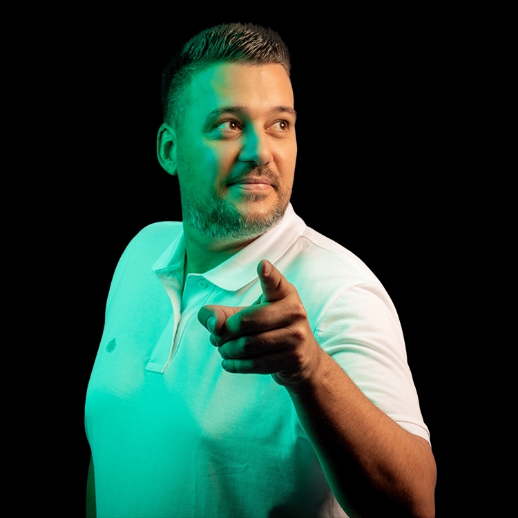 El hombre mira a la derecha y señala hacia delante