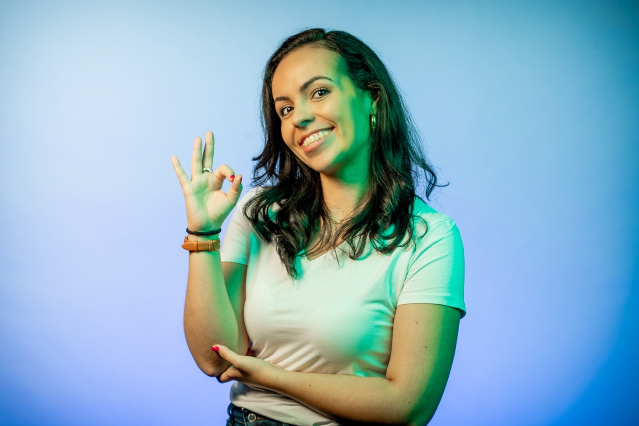 Mujer muestra OK con índice y pulgar